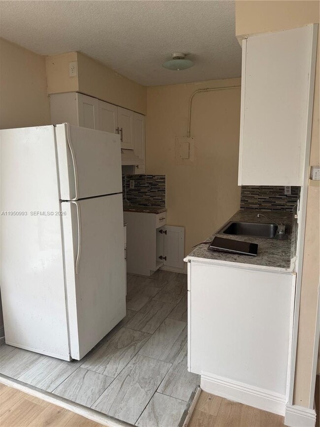 Foto del edificio - 7640 Kimberly Blvd