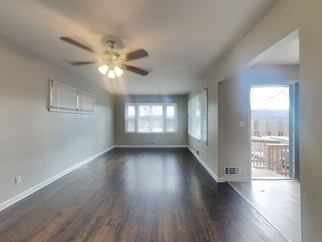 Building Photo - Updated 3 Bed Home with Granite Kitchen, Fenced Yard & Garage