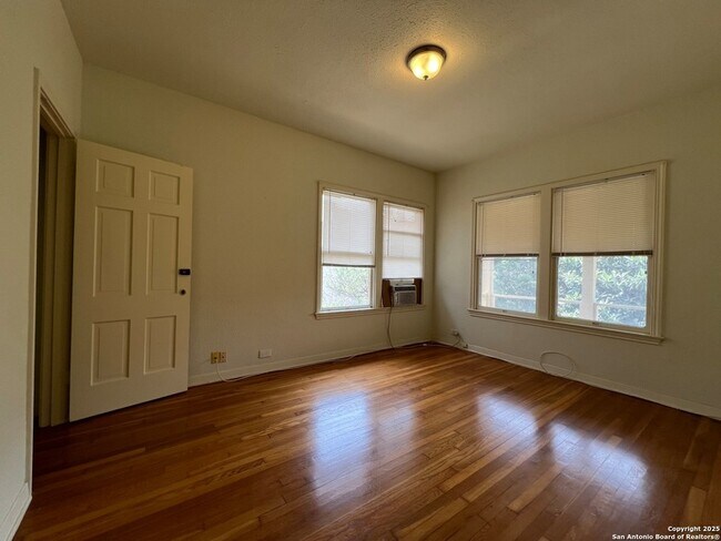 Foto del edificio - 249 E Lullwood Ave