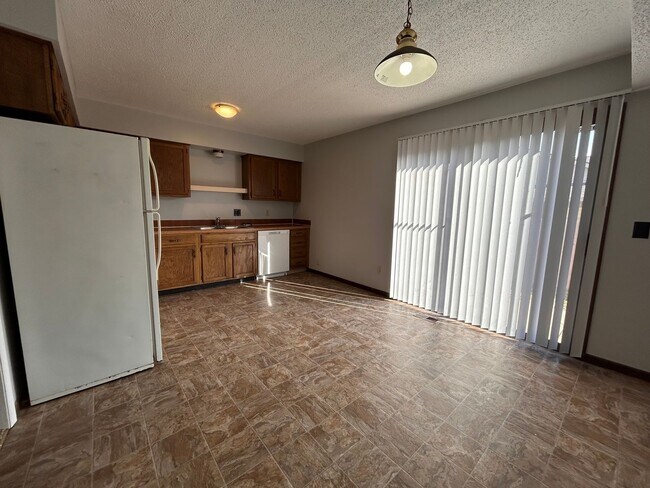 Foto del edificio - Spacious 3 Bedroom, 2 Bath Duplex