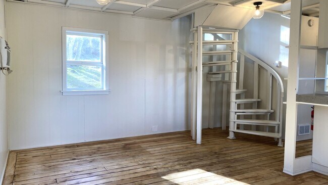 Building Photo - Cozy Little Cabin
