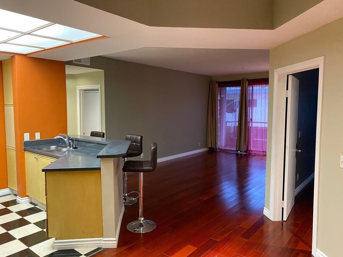 Living room - 3561 Clarington Ave