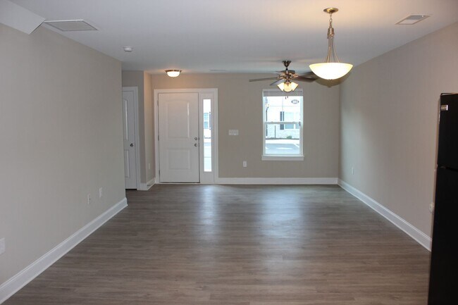 Foto del edificio - Nice 2 Bedroom, 2.5 Bath Townhouse