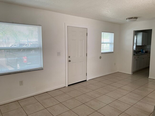 Building Photo - Vero Beach 2 Bedroom 1 Bath