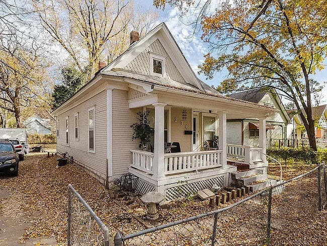 Building Photo - 2 bed 1 bath Home For Rent