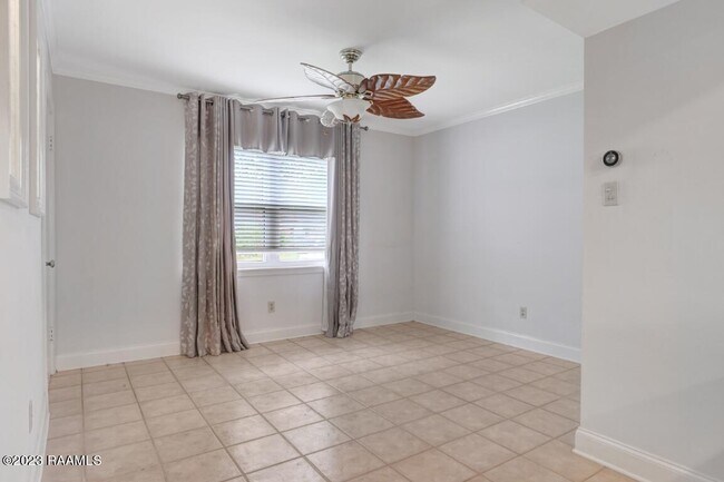 Building Photo - 907 Omega Dr