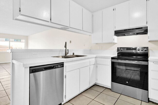 Building Photo - Great three bedroom townhome in UTC!  Avai...