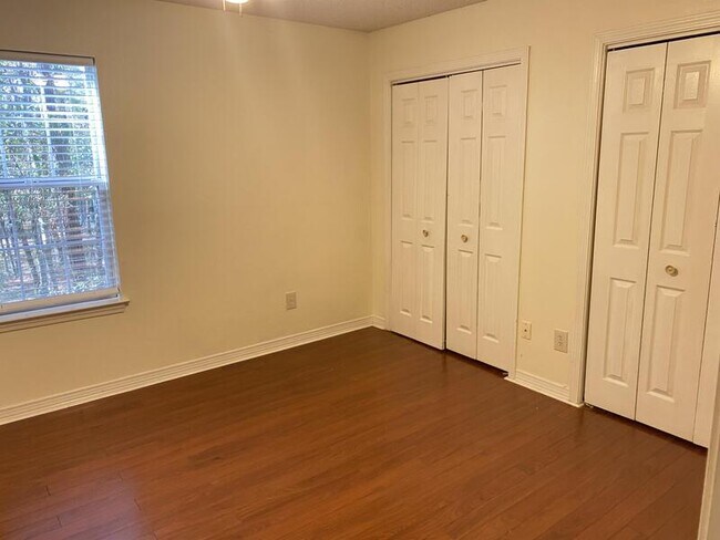 Foto del edificio - 64 Summer Oaks Dr
