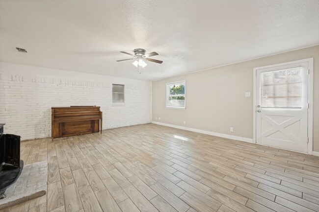 Building Photo - 213 Dorris Dr