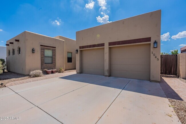 Foto del edificio - 1545 E Kings Ct