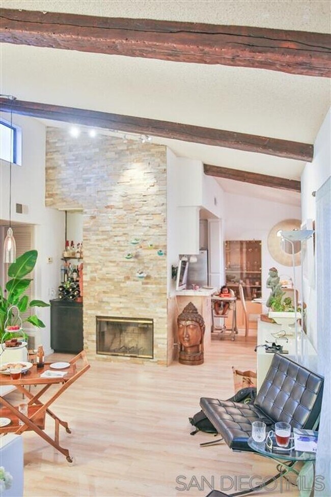 Foto del edificio - Light, Bright + Airy 2 Bed, 2 Bath Second Floor Condo in Highly Desirable Hillcrest!