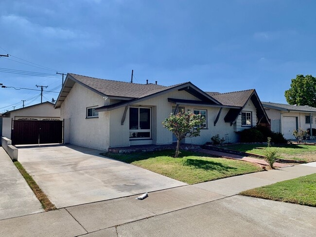 Building Photo - Charming Single Story Home
