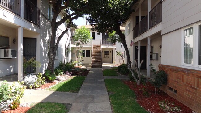 Building Photo - 1712 Huntington Dr
