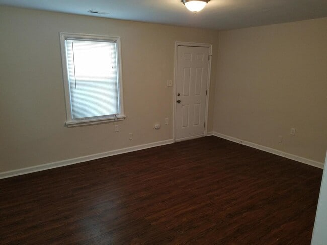 Building Photo - Beautiful 2BR single family with detached ...
