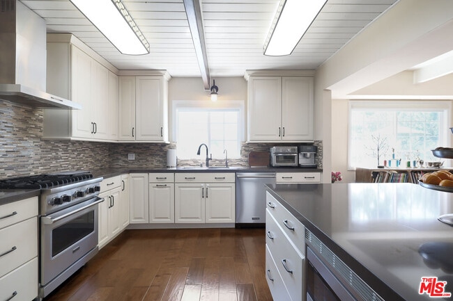 Building Photo - 2260 Los Amigos St