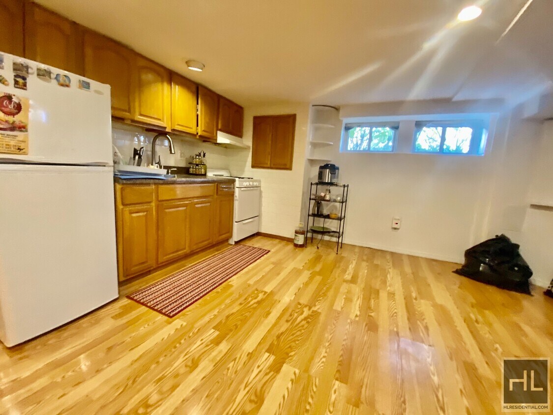 Primary Photo - 90 70 STREET 1