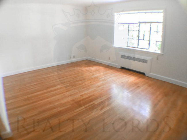 Building Photo - 160 Sewall Ave