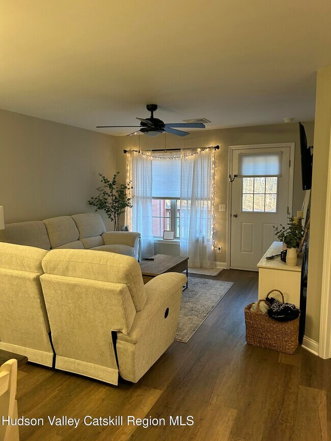 Foto del edificio - 561 Gregory Ct