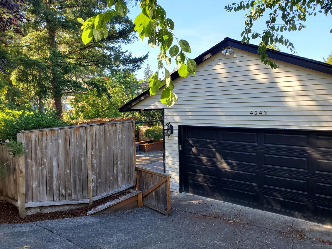 Private driveway - 4243 SW Vesta St