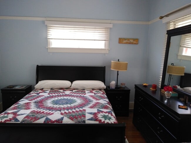 Dormitorio en alquiler - 207 W 40th Pl