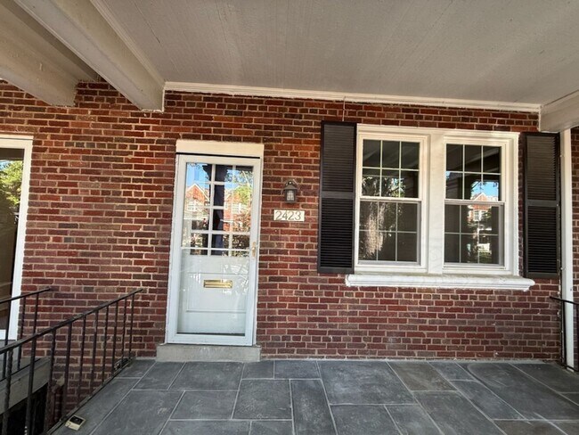 Foto del edificio - UPDATED 4/BR in Glover Park!