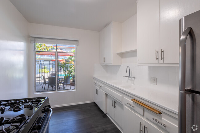 1BR, 1BA - Cocina 691SF - Hollyview Apartments