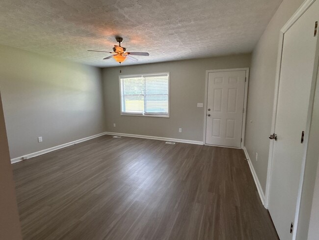 Building Photo - Renovated 2 Bedroom Duplex in Manchester!