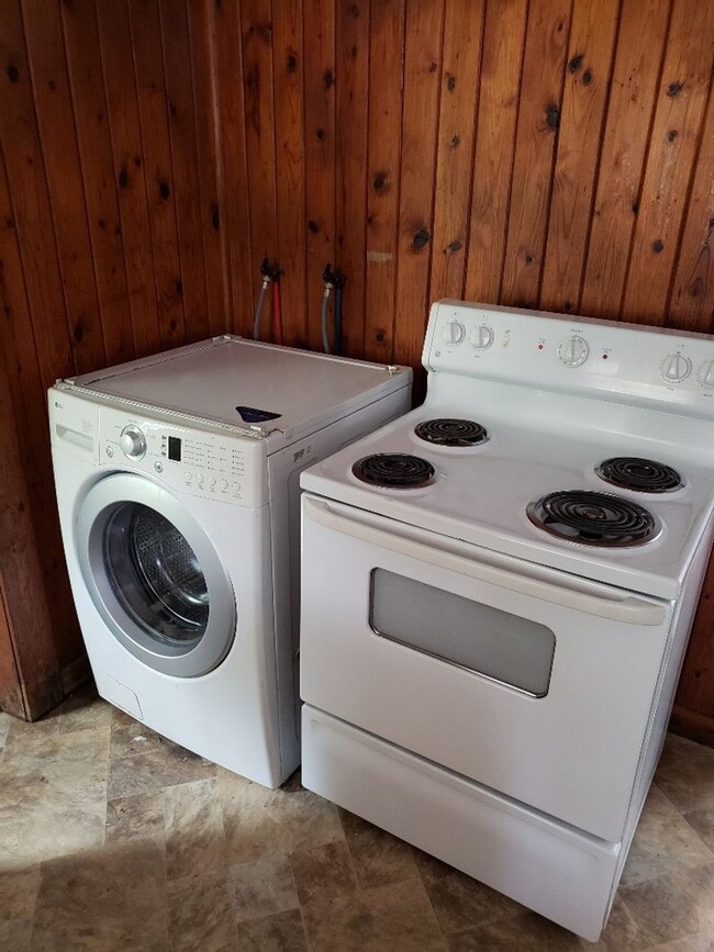 Building Photo - 3 bedroom 1 bath house- pet friendly avail...