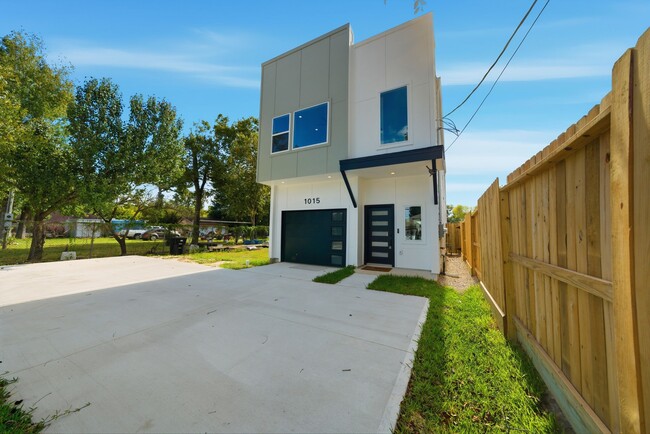 Foto del edificio - 1015 Ellington St