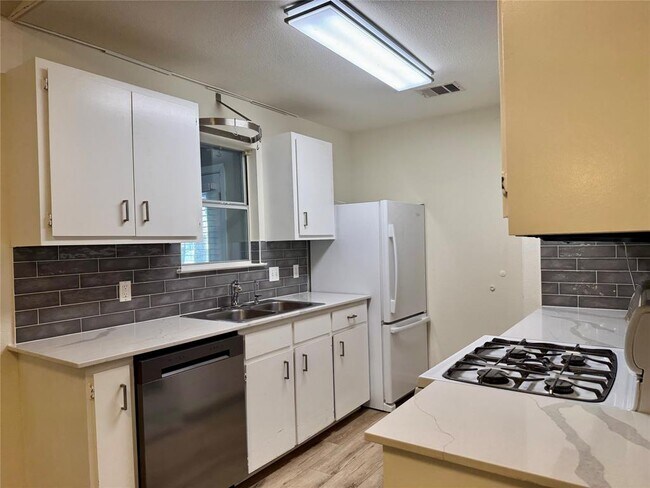 Foto del edificio - 8112 Willet Trail