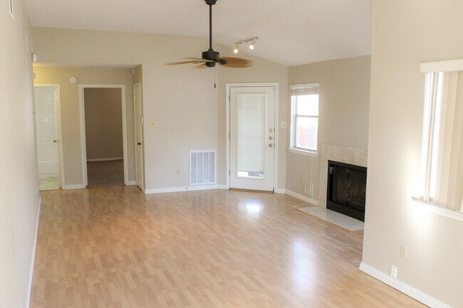 Foto del edificio - 5307 Summer Dr