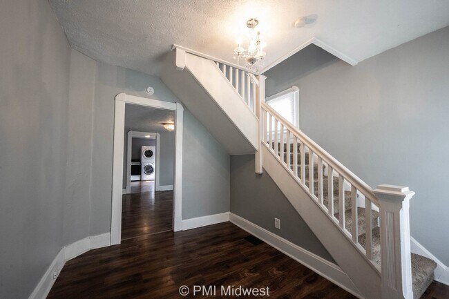 Foto del edificio - Charming 2 Bed Duplex in Indianapolis with Spacious Layout and Prime Location!