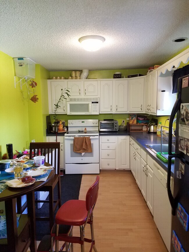 Eat-in-kitchen - 292 Salem St