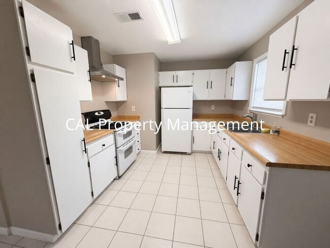 Foto del edificio - Spacious 4-Bedroom Home with 2-Car Garage & Backyard Oasis