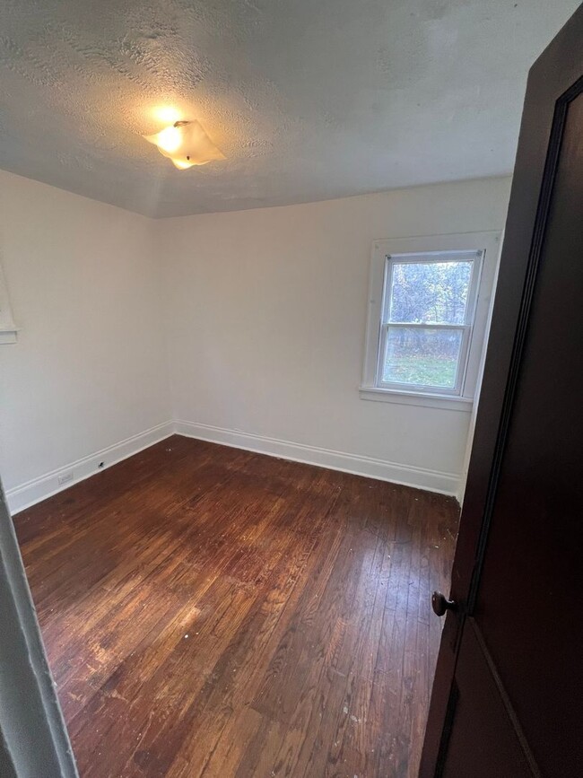 Building Photo - Section 8 Accepted: Affordable 4 Bed, 1 Ba...