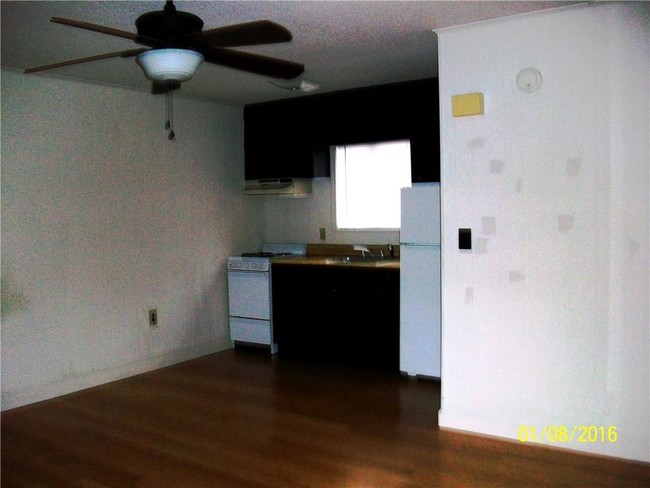 Building Photo - 118 Creekside Dr