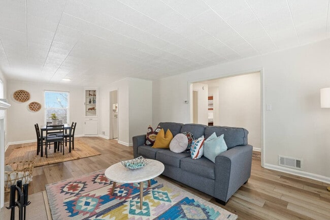 Building Photo - 237 N Center St