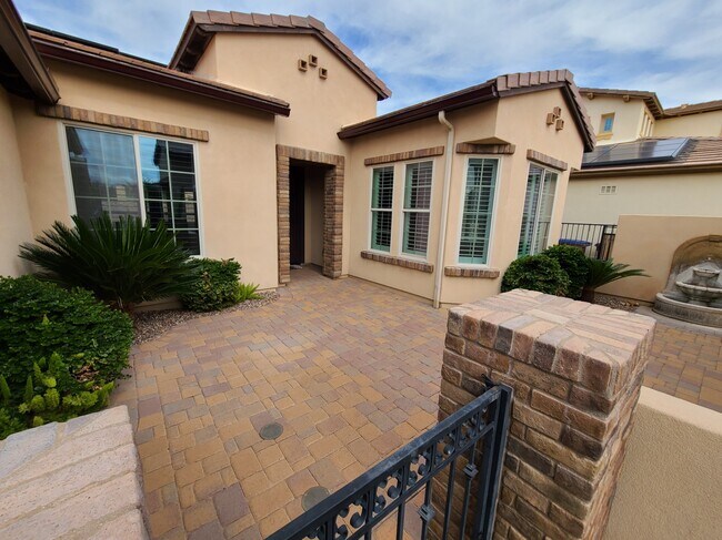Building Photo - 1714 E Alegria Rd