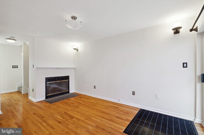 Building Photo - 830 Kater St