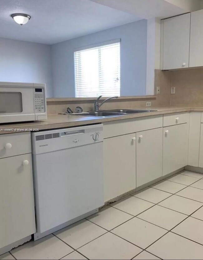 Foto del edificio - 1627 NW 18th St