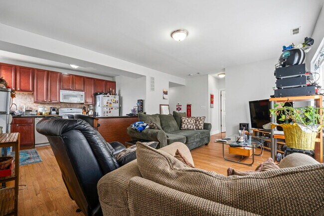 Foto del edificio - 6319 N Sacramento Ave