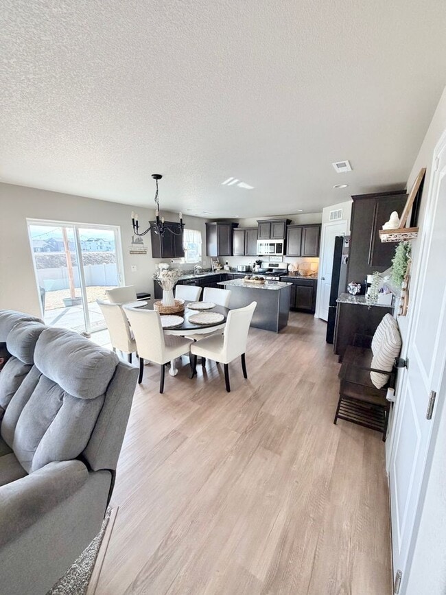 Foto del edificio - Like New Home for Rent on Truscott!