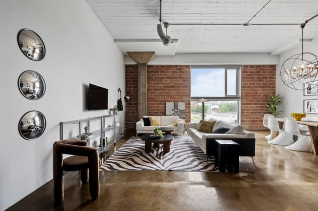 Building Photo - 10303-10107 107 St NW