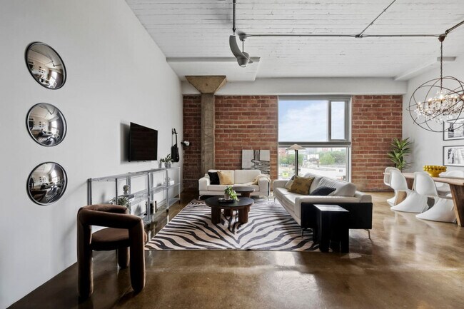 Building Photo - 10303-10107 107 St NW