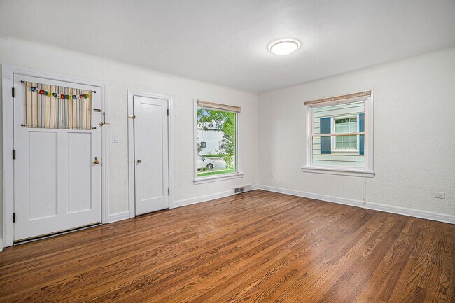 Foto del edificio - Charming Midcentury Gem in Cushing Park