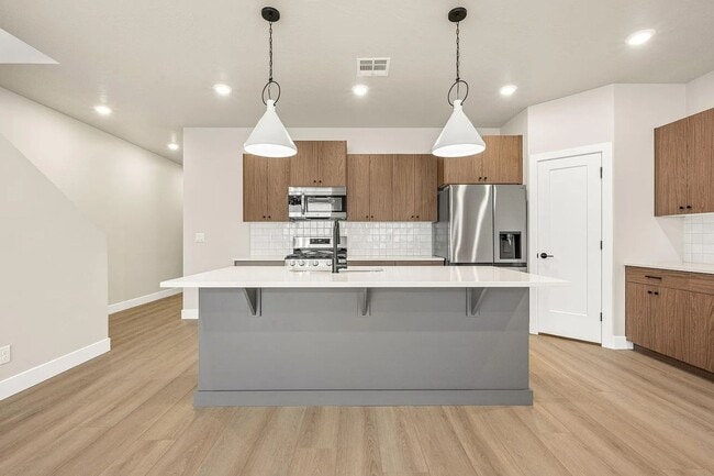 Building Photo - Beautiful 3 Bedroom Townhome. Cat friendly!