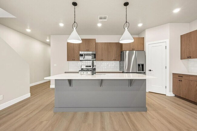 Foto del edificio - Beautiful 3 Bedroom Townhome. Cat friendly!