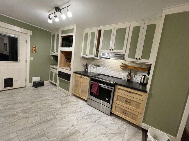 Building Photo - 3 Bed / 2 Bath Home in the Heart of Manhattan – Garage, Fenced Yard, Updated Interior