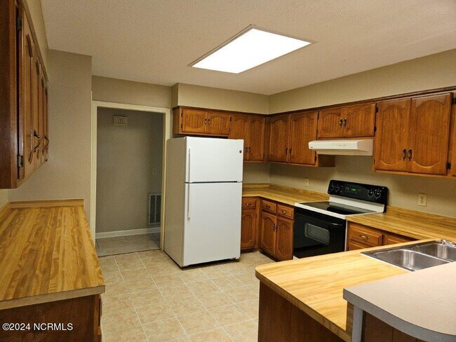 Building Photo - 335 St Andrews Dr