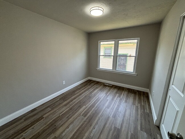 Building Photo - Charming 4-bed House in Gary!